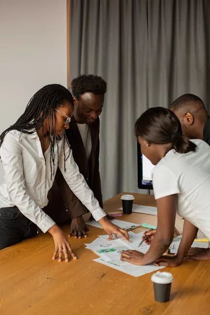 Professionnels réfléchissant ensemble autour d’une table de travail