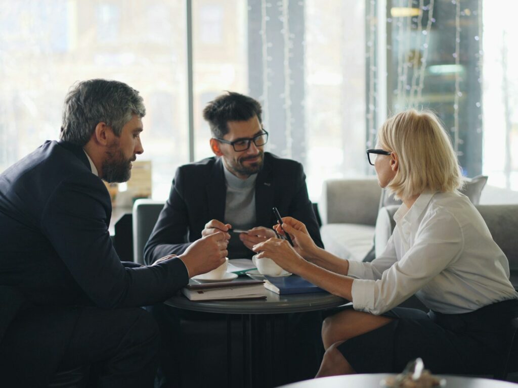 Échange entre professionnels autour d’une table de réunion