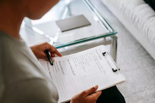 Psychologue du travail relisant ses notes d’entretien