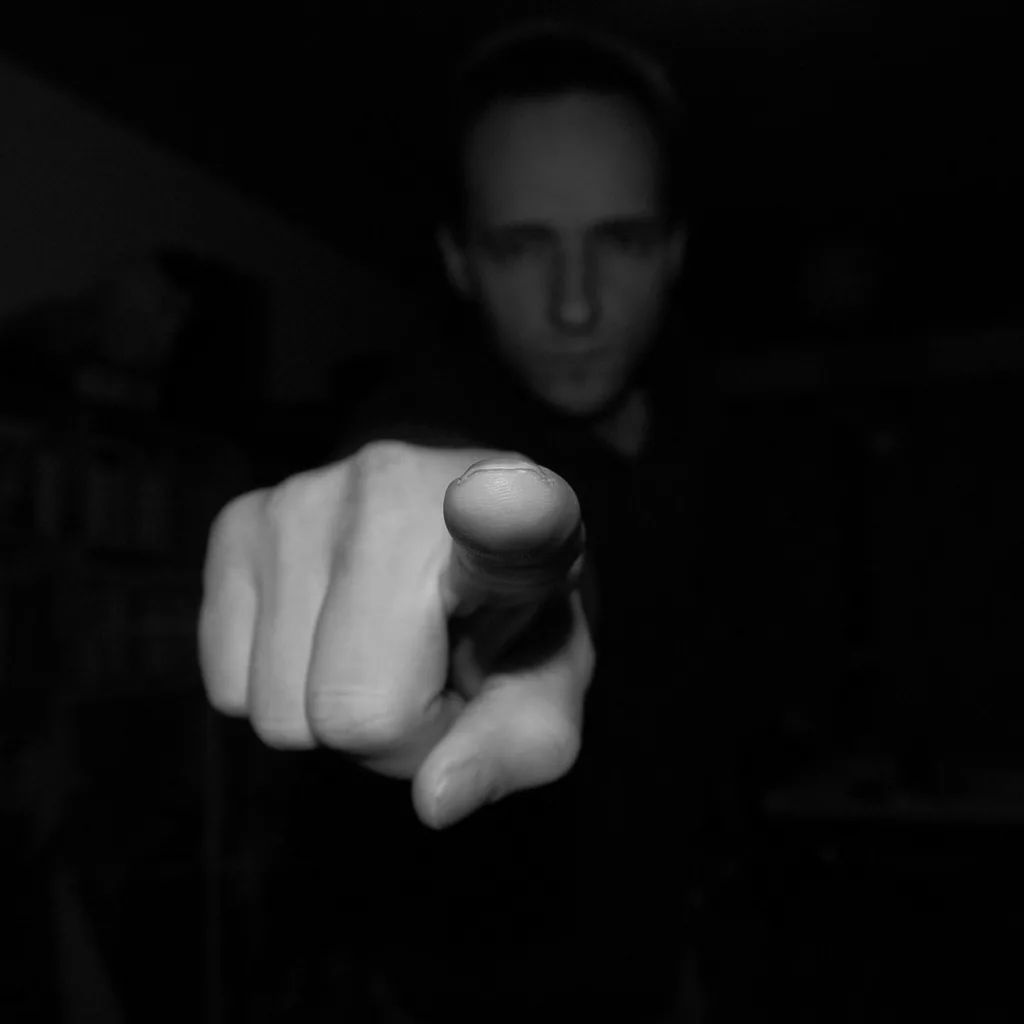 Doigt pointé en signe d’accusation