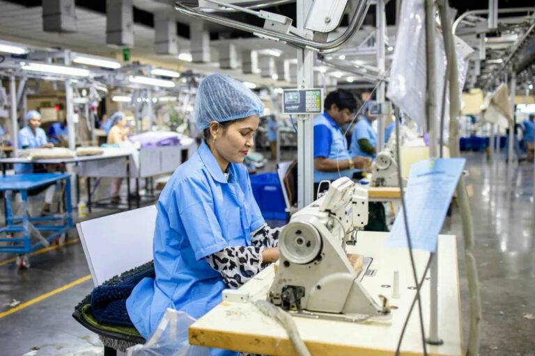 Opératrices au travail sur des machines à coudre dans un atelier textile