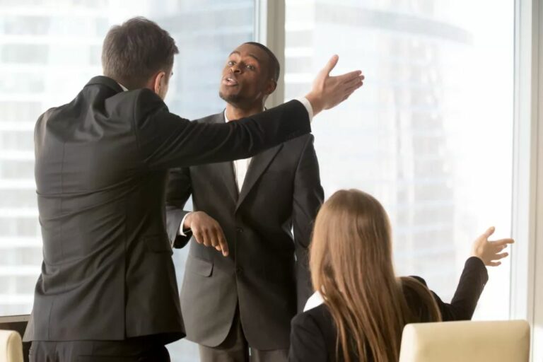 Comment les micro-agressions quotidiennes fragilisent l’équilibre au travail